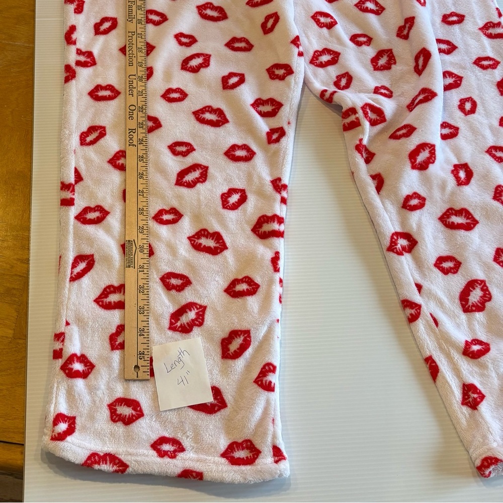White and red kiss longe/pj pants. 3x/22W-24W Faded Glory